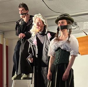 „Der zerbrochne Krug" im Theaterraum